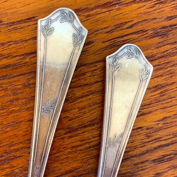 2 Vintage Oneida Community Alpha Plate Forks - Picture 4 of 6